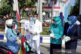 Usai upacara hari Kemerdekaan RI, Bupati Barut bagikan masker