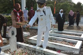 Forkopimda Agam tabur bunga di Taman Makam Pahlawan Siti Manggopoh