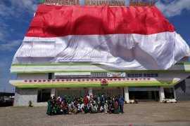 Mahasiswa Universitas Muhammadiyah Bengkulu kibarkan kain merah putih raksasa