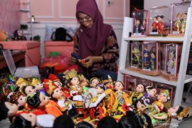 Kerajinan miniatur boneka adat nusantara