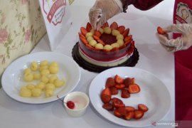 HUT ke-75 RI, Pengusaha Denpasar produksi puding "Merah Putih Kemerdekaan"