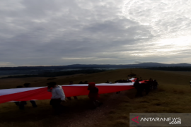 Bendera Merah Putih sepanjang 75 meter dibentangkan di Bukit Modus TN Rawa Opa