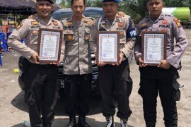 Dua anggota Polsek Kateman terima penghargaan dari Kapolda Riau, begini penjelasannya