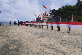 Bendera Merah Putih sepanjang 545 meter dibentangkan di Pulau Nanedakele Sangihe