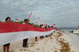 Pemuda Katolik Komcab Kepulauan Tanimbar kibarkan Merah Putih di Pulau Nukaha