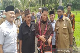 Syukuran dan santunan anak yatim warnai pra pembangunan jembatan Tambangan