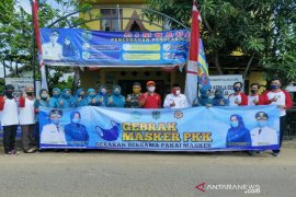 Tak letih perangi COVID 19 PKK dan IKAPTK bagi 3000 masker