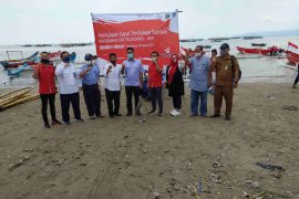 Telkomsel serahkan bantuan 10 unit kapal untuk nelayan Sumur, Pandeglang