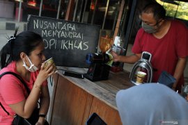 HUT KE-75 KEMERDEKAAN RI IRG BAGI 50 CANGKIR KOPI GRATIS Page 1 Small