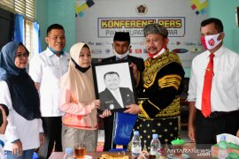 Bupati Kampar terima hadiah lukisan wajah dari Siswi SMA saat HUT RI