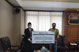 Staf khusus Presiden Billy Mambrasar bagi kuota internet gratis ke mahasiswa Papua di UNJ