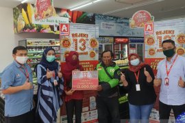 Dapat rejeki 13 tahun Alfamidi Rp13juta, Siti sisihkan santunan anak yatim