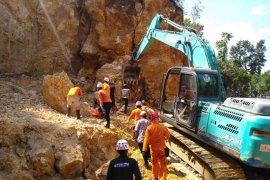 Tiga orang tewas tertimpa tebing galian C