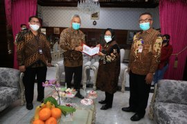 Wali Kota Risma terima uang baru pecahan Rp75 ribu dari BI