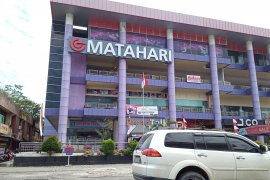 Listrik diputus, pedagang SPR Plaza Padang terpaksa pakai genset untuk berdagang