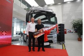 Chinese truck driver sped for kilometers in a soon-to-explode truck receiving a FAW J7 after narrow escape