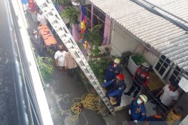 Petugas damkar evakuasi ibu hamil yang pingsan di lantai dua Rusun Cipinang Muara