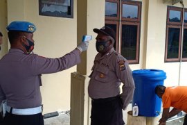 Propam Polres Mamberamo Raya cek penggunaan masker personel cegah COVID-19