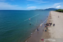 Foto - Pantai Minanga Atinggola ramai dikunjungi warga