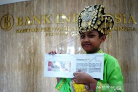 Anak Kenakan Pakaian Adat Makuta Dalam Pecahan Uang Rp75.000 Page 1 Small