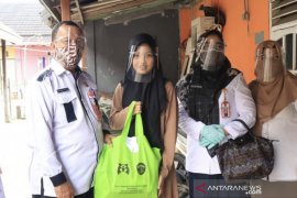 DKP3A Kaltim serahkan bantuan kebutuhan perempuan dan anak terdampak COVID-19