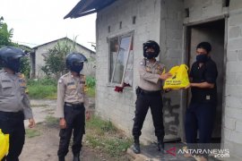 Polisi Bangka ketuk rumah dan salurkan bantuan sembako ke warga transmigran