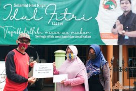 Kopkar AKM serahkan 20 pasang sepatu anak yatim ke KS2