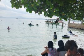 Wisatawan lokal ramai kunjungi wisata pantai pada libur cuti bersama