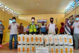 PT Pamapersada Nusantara serahkan bantuan jerigen bagi UMKM gula aren