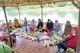 DWP Sekretariat Pemda Kampar mendengarkan tausiah sambil nikmati pesona alam