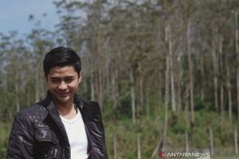 Artis Adly Fairuz menjadi bakal calon wakil bupati pada Pilkada Karawang