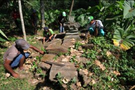 Warga turut membersihkan candi Tibayan