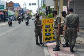Satpol PP Denpasar tertibkan baliho dan spanduk meski pandemi COVID-19