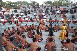 Protokol kesehatan diterapkan pada pentas Tari Kecak di Uluwatu