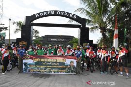 Danrem 023/KS "gowes" bersama sekaligus bagikan sembako untuk veteran