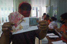 Ribuan sopir angkutan umum di Jatim terima bansos tunai