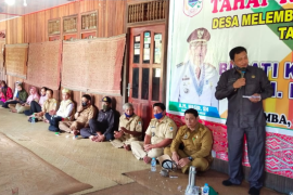 Bupati Kapuas Hulu salurkan BLT dana desa di kawasan Danau Sentarum