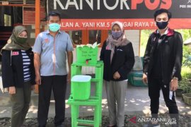 Mahasiswa PMM UMM buat tempat cuci tangan portable dan sabun kertas