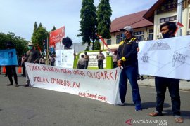 Tolak RUU Cipta Kerja, mahasiswa Aceh Barat gelar unjukrasa di depan Gedung DPRK