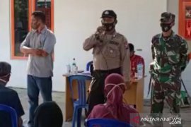 Polisi sosialisasi Perbup tentang COVID-19 di sela penyaluran BST
