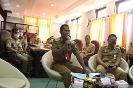 Regent of Tanah Laut formulates a strategy for economic revival