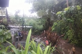 Tebing sungai terkikis, Rumah Makan Barangin Jalur 32 Pasaman Barat terancam ambruk