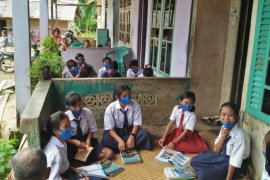 Akses internet terbatas, Guru di pedalaman Bengkayang berikan pembelajaran berkelompok