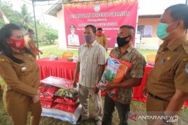 Bupati Landak ingatkan Poktan tidak pungut biaya dalam pembagian benih