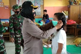 Kapolres - Dandim di Maluku Tengah  bantu korban banjir di Masohi
