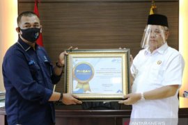 Bupati Aceh Barat raih penghargaan terkait sensus penduduk daring dari BPS