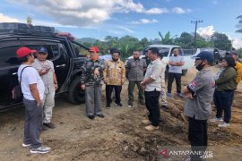 Bupati Tapsel tinjau peningkatan jalan Tapsel-Taput