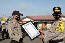 Kapolda Kalsel berikan penghargaan kepada Bripka Dony