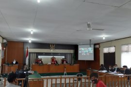 Kasmarni mundur sebagai saksi suaminya di sidang dugaan gratifikasi
