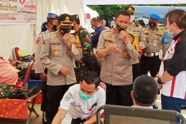 Biddokes Polda Sumsel ingatkan  personel-warga disiplin pakai masker